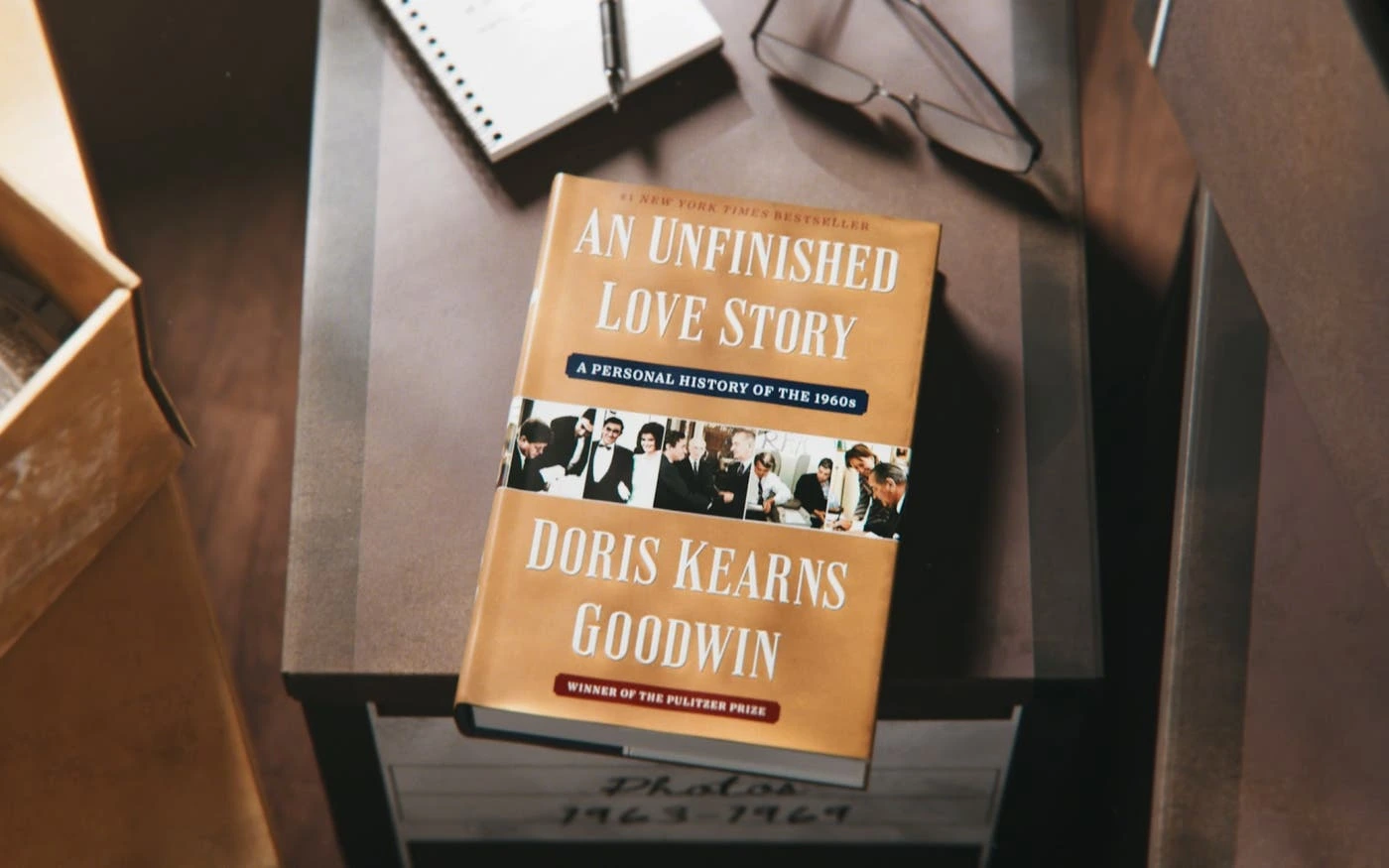 Book cover of An Unfinished Love Story A Personal History of the 1960s by Doris Kearns Goodwin.